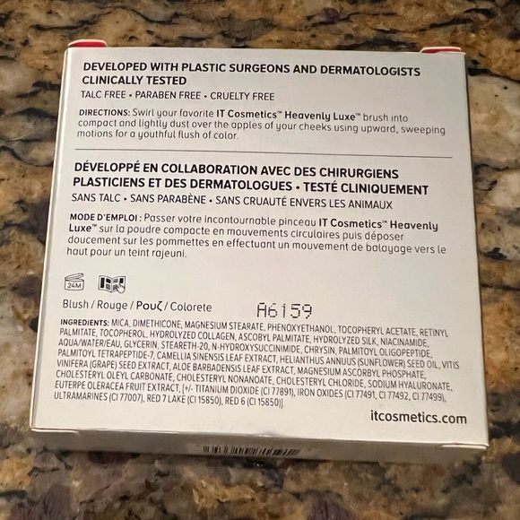 It Cosmetics Bye Bye Pores Blush - Picture 2 of 9